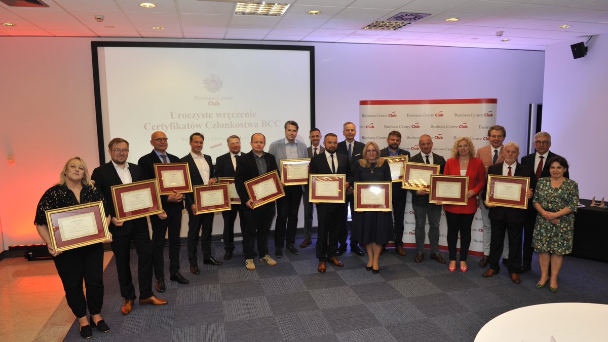 BCCorg's tweet photo. Razem możemy więcej. Witamy naszych nowych Klubowiczów #BCCorg ‼️
📜Za nami uroczyste wręczenie certyfikatów nowym członkom BCC. 
#EksperciBCC #LudzieBCC #kompetencje #biznes #wiedza #relacje #BudujemyZaufanie #WspieramyGospodarkę #ŁączymyLudziBiznesu https://t.co/01ASSdzfkQ