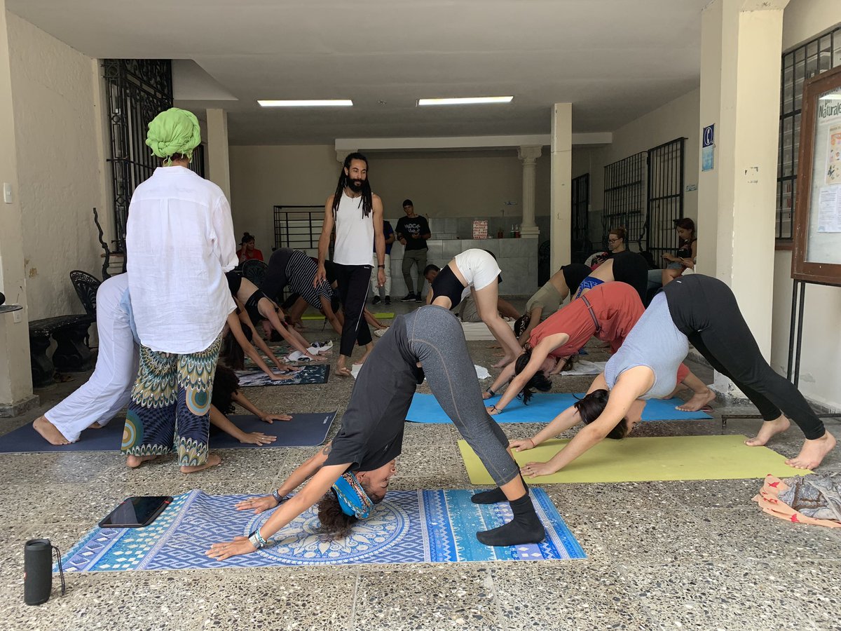 BienestarTurUH's tweet photo. Entre yoga y jugos naturales #CubaVida movió La Jugada de junio, celebrando el Día Mundial del Bienestar y el Día Internacional del Yoga 🧘🏽🧘🏾🥭

Gracias #AgataYoga por la compañía 😍 https://t.co/4i2Igv1MTR