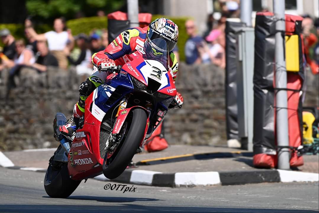 John McPint on a flying Superbike lap at St. Ninian's 💪🏍🇮🇲 #TT2023 #LoveTT #WheelieWednesday @HondaRacingUK @jm130tt @ttracesofficial