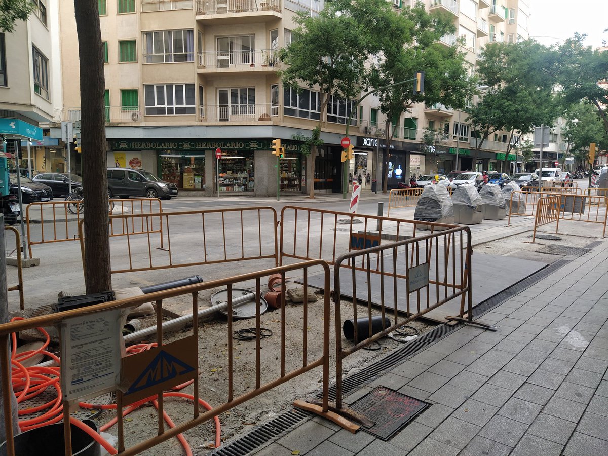 matcaves's tweet image. Av. Argentina de Palma, un carril menys per a cotxes a bona part del carrer per obres i què passa? Idò absolutament res. I què hauria de passar? Que s'hauria d'aprofitar i passar el carril bici, ara a damunt de la vorera, a la calçada i tothom hi sortiria guanyant. @ajuntpalma