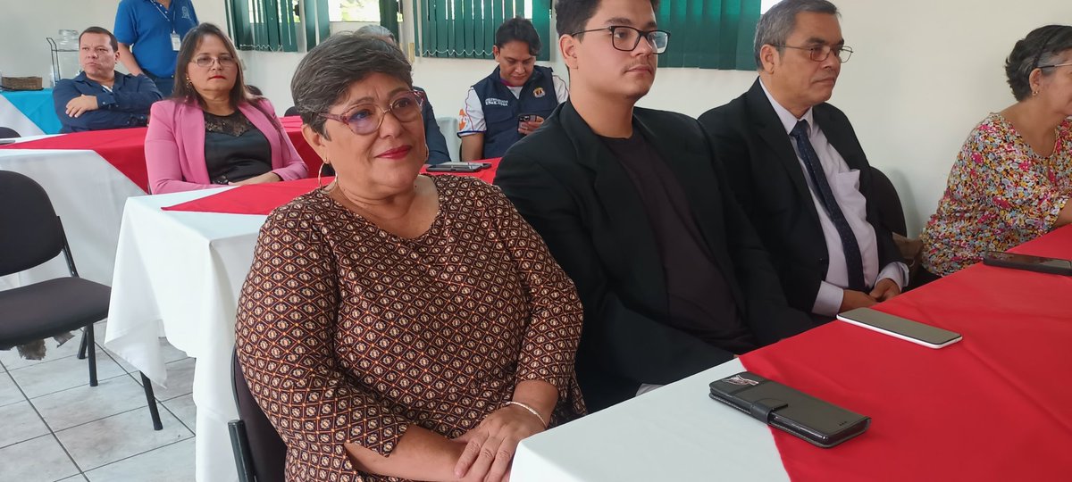 En el evento de entrega de reconocimientos se encuentra la Maestra Olga Tejada, Directora <a href="/ICMARES_UES/">ICMARES</a>  y el Maestro Oscar Amaya, Director <a href="/LABTOX_UES/">LABTOX UES</a> de la <a href="/UESoficial/">Universidad de El Salvador - UES</a>