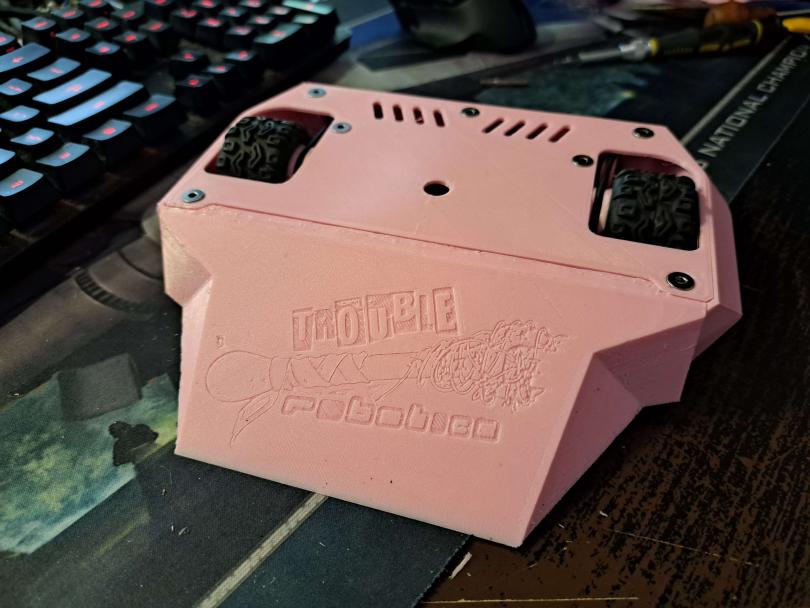 Lizrrdbreath's tweet image. I fought with these lil guys in Monroe Wa. earlier this year at the WAR Hobby Expo event. The barbed wire one is a mix of metal and TPU for the antweight category, and the all pink one is a 3d printed PETG chassis for the plastic antweight category #battlebots #combatrobotics