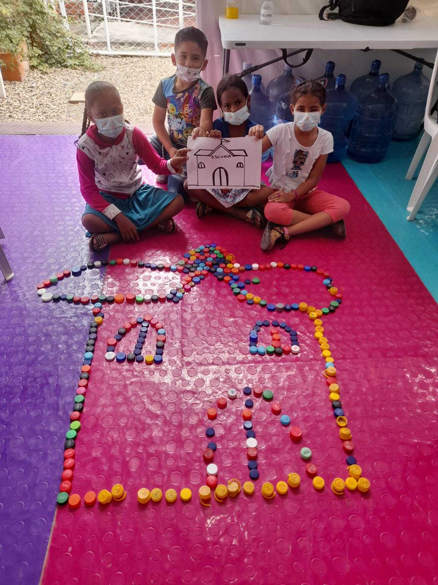 ¡La escuela es mi lugar seguro! 🏫

Con temperas, tapas y colores, niñas y niños en Villa del Rosario, #Colombia plasmaron su escuela y aprendieron sobre su derecho a la educación. Gracias a @EduCannotWait 

#LaEducaciónNoPuedeEsperar