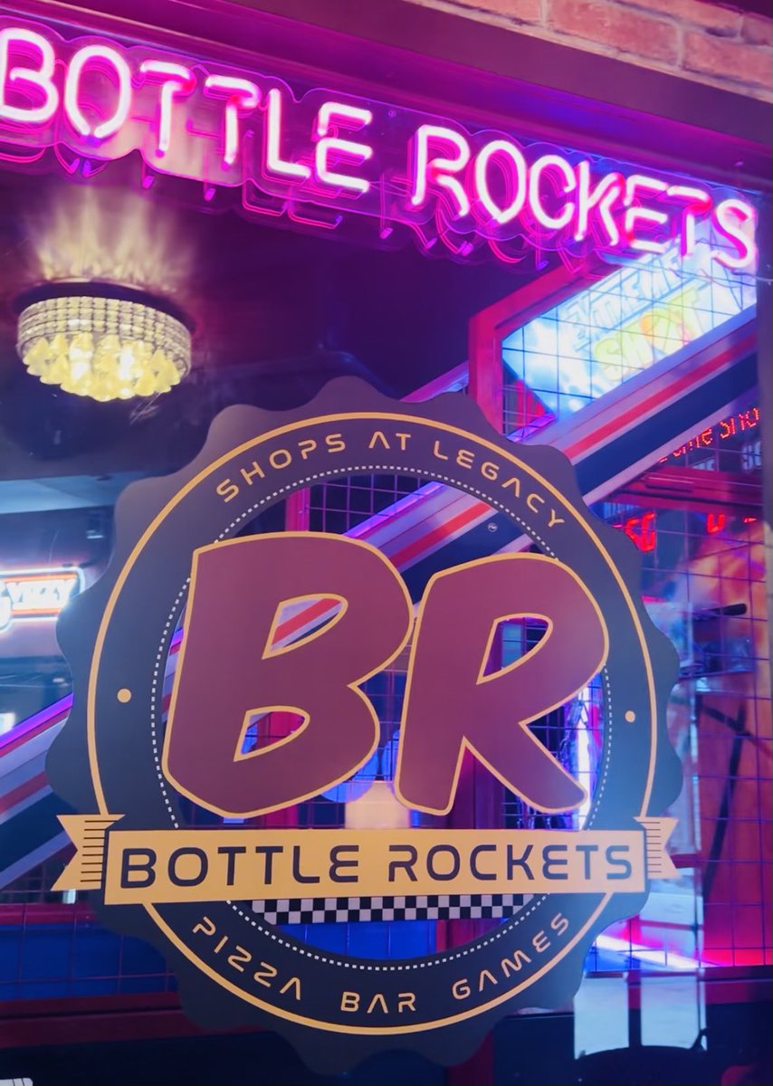 DallasFoodNerd's tweet photo. 2-story sports bar in Plano? Count us in! 🥂

From delicious pizzas to craft cocktails and tons of beer choices, @BarRockets 
is the place to be this summer! ☀️ Beat the heat by playing plentiful games inside and catching sports on the huge 4K video walls and HD TVs! 📺 *hosted https://t.co/ik8nXkLFSm