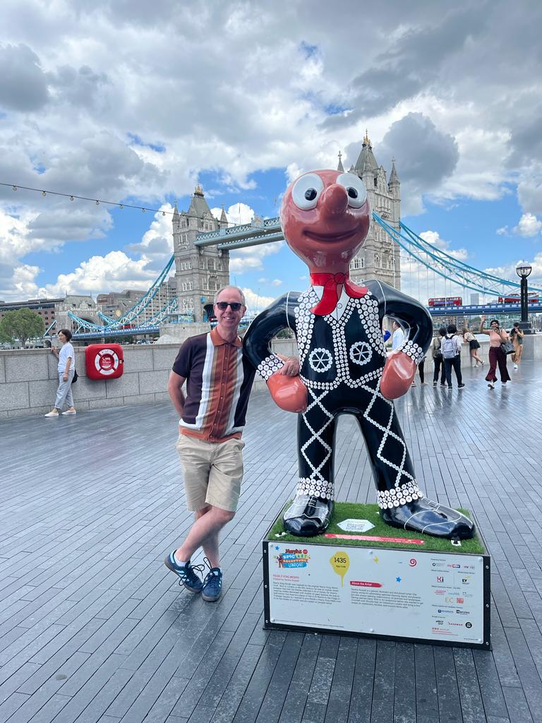 pjpratchett's tweet photo. Day out with Mrs P in London and came across #PearlyKingMorph by @SandRussellArt , lovely to meet him in person. π https://t.co/o0jxTIfSC6