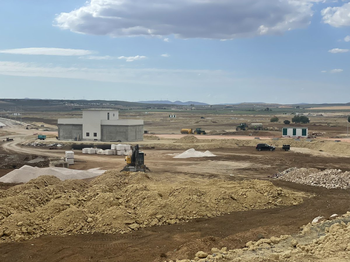 Rocio_DiazJ's tweet photo. El Puerto Seco de #Antequera es clave en el camino iniciado por #Andalucía para ser el gran nodo logístico del Sur de #Europa.

Esta tarde, con el alcalde de @AytoAntequera, @manolo_baron, hemos supervisado la obra de urbanización de la primera fase que estará para final de año. https://t.co/wbcofzQ7Qo