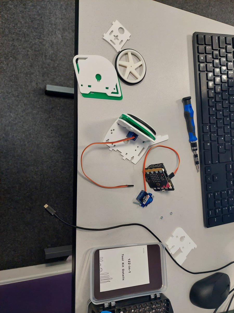 TrinityAcademyL's tweet image. After….programming LED screens, building robots, trimming the servos and programming movement…..our micro:bit Move robots are ready to race! #Involve #computing 💜🌟