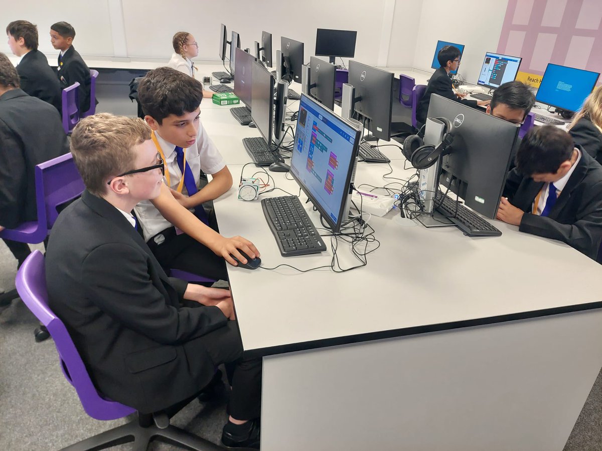 TrinityAcademyL's tweet image. After….programming LED screens, building robots, trimming the servos and programming movement…..our micro:bit Move robots are ready to race! #Involve #computing 💜🌟