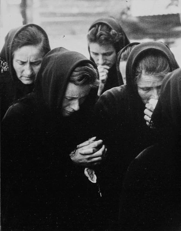 WorkingClassMov's tweet photo. 1965: ein Gletscher stürzte auf die Baracken der Fremdarbeiter beim Bau des Mattmark-Staudamms, 88 von ihnen starben. 
Die Siedlung war ausgerechnet in der Falllinie gebaut worden. 
17 Personen wurden wegen fahrlässiger Tötung angeklagt, wurden jedoch alle freigesprochen. https://t.co/SXjvD008a5