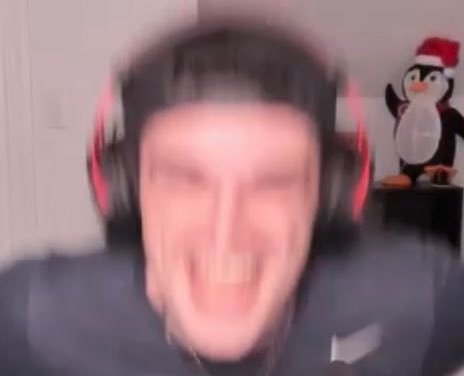 Wonderchaoss's tweet photo. *Vegetta diciendo que le da penita que su directo sea solo poner vigas y verlo haciendo slime casero* 

Yo literalmente todo emocionado y feliz hasta cuando solo pica piedra y cuenta cosas porque extrañaba su cubito en la isla https://t.co/CdgWBFWjD8