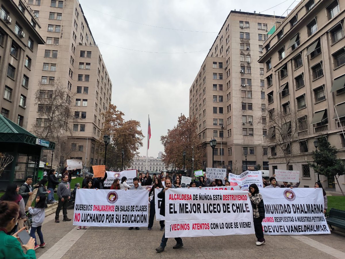 diana87131693's tweet photo. #Stephanschubert #KaiserMichael #EmiliaRioss @MuniNunoa ASI TIENE la Alcaldesa de Ñuñoa A LOS NIÑ@S del Liceo N1 De Chile!! Luchando por su educación ! #Devuelvaneldhalmar https://t.co/Kt0hZNvs6j