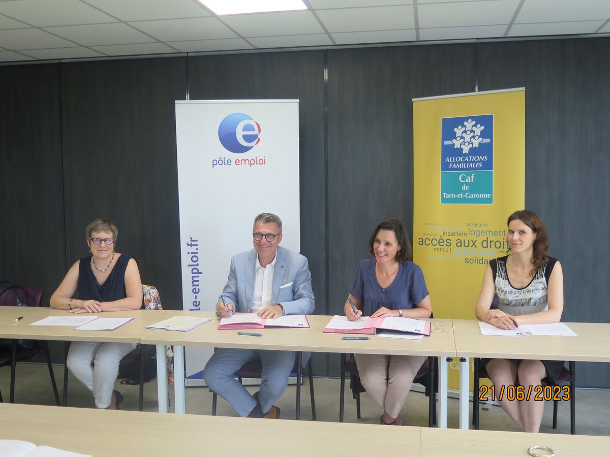 MRecroix's tweet photo. Agir en complémentarité.  @pole_emploi et la CAF du Tarn et Garonne renforcent leur collaboration en signant une convention de coopération centrée #usagers . @JalbertOlivier https://t.co/p3kzBtNiTm