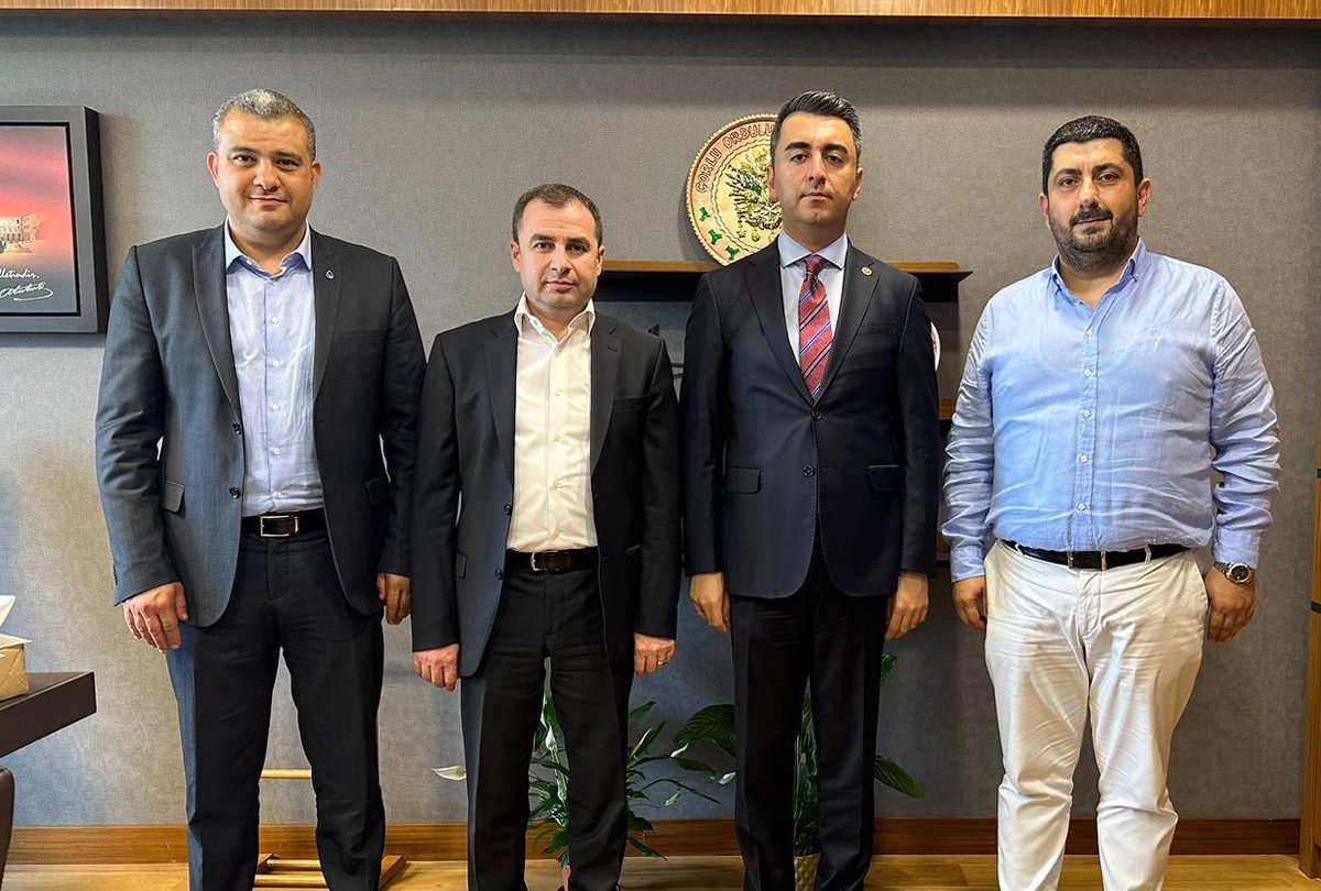 İstanbul İl teşkilatımızdan, yol arkadaşlarım Mehmet Tahincioğlu, Erdem Işıklar ve Suat Akal başkanlarıma ziyaretlerinden dolayı çok teşekkür ederim.