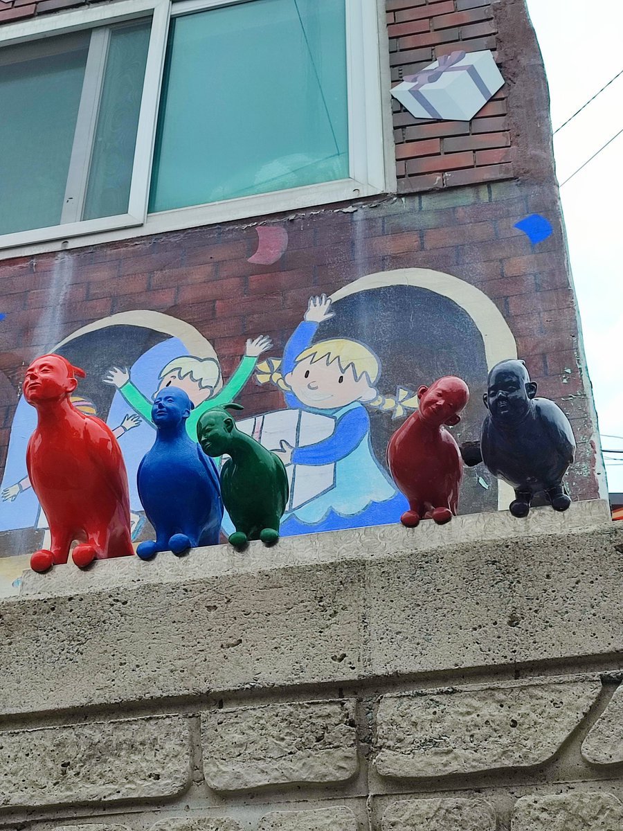 / Birds with heads(?)... again, Korea why..