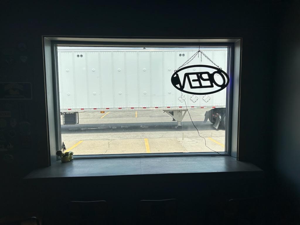 turf_kitchen's tweet photo. BAD day for #smallbusiness - thanks @FedEx - once you broke down here, we no longer had any customers and the ones who were in, almost didn't make it out. funny we are next to 2 car repair shops and you didn't let them pull you out of the way. https://t.co/oHMrYFuJck