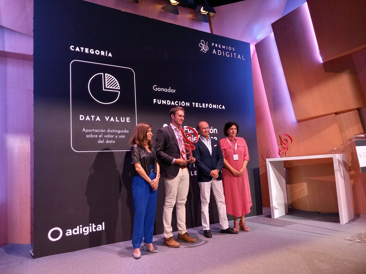 adigital_org's tweet image. 📊Por utilizar datos para mejorar la competitividad y políticas públicas
🏆@fundacionTef gana el premio #DataValue por Big Data e IA para la mejora de la empleabilidad en la era digital
📷 Luis Miguel Olivas, director de empleabilidad e innovación educativa
¡Enhorabuena!👏