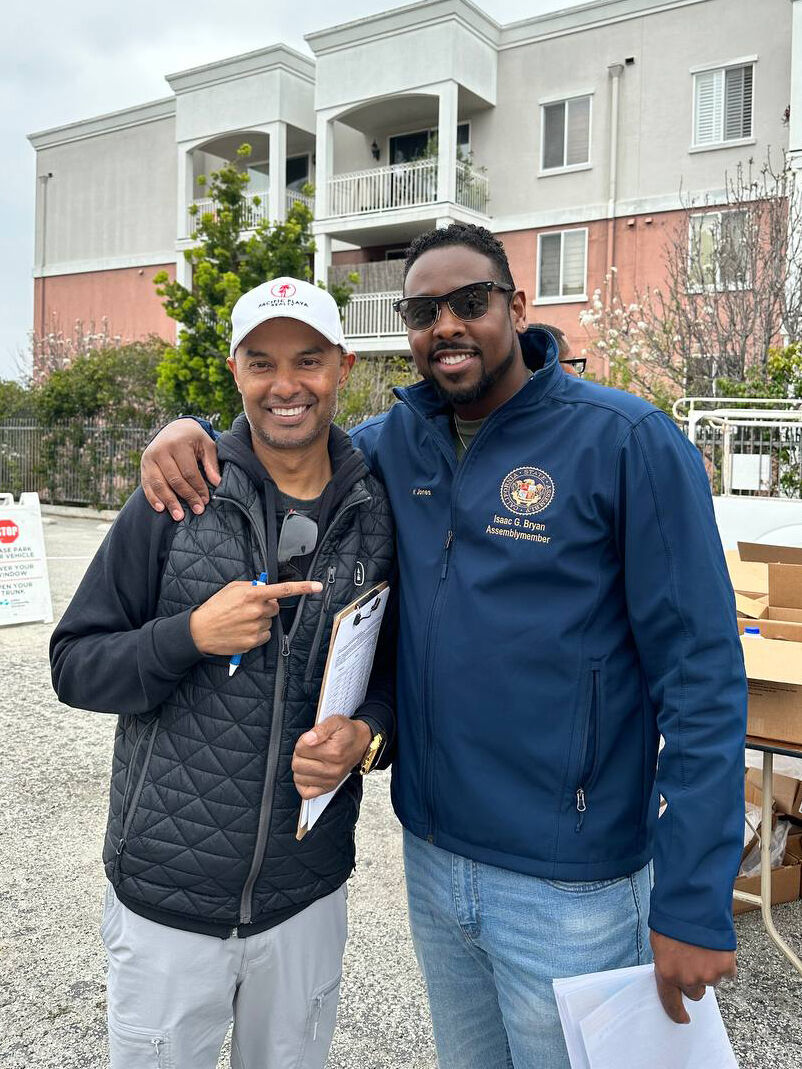 mrmunifali1's tweet image. So grateful for this amazing guy! Had a blast bumping into him during our community activity. Cheers to the power of connection and making a positive impact together! 🙌🤝 #GratefulForConnections #CommunityActivity #MakingADifference
