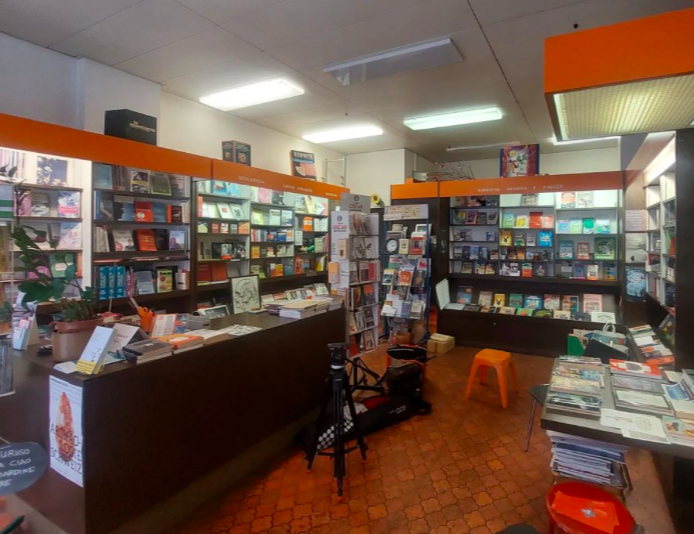 WorkingClassMov's tweet photo. Dreh in der Libreria Italiana in Zürich - Wichtiger Treffpunkt für italienische Emigranten.
Sie wurde 1961 vom Ehepaar Lisetta und Sandro Rodoni gegründet.
Die Rodonis gehörten zu den Personen, die in den Jahren des antikommunistischen Klimas in der Schweiz ausspioniert wurden. https://t.co/8lCHqR9SiK