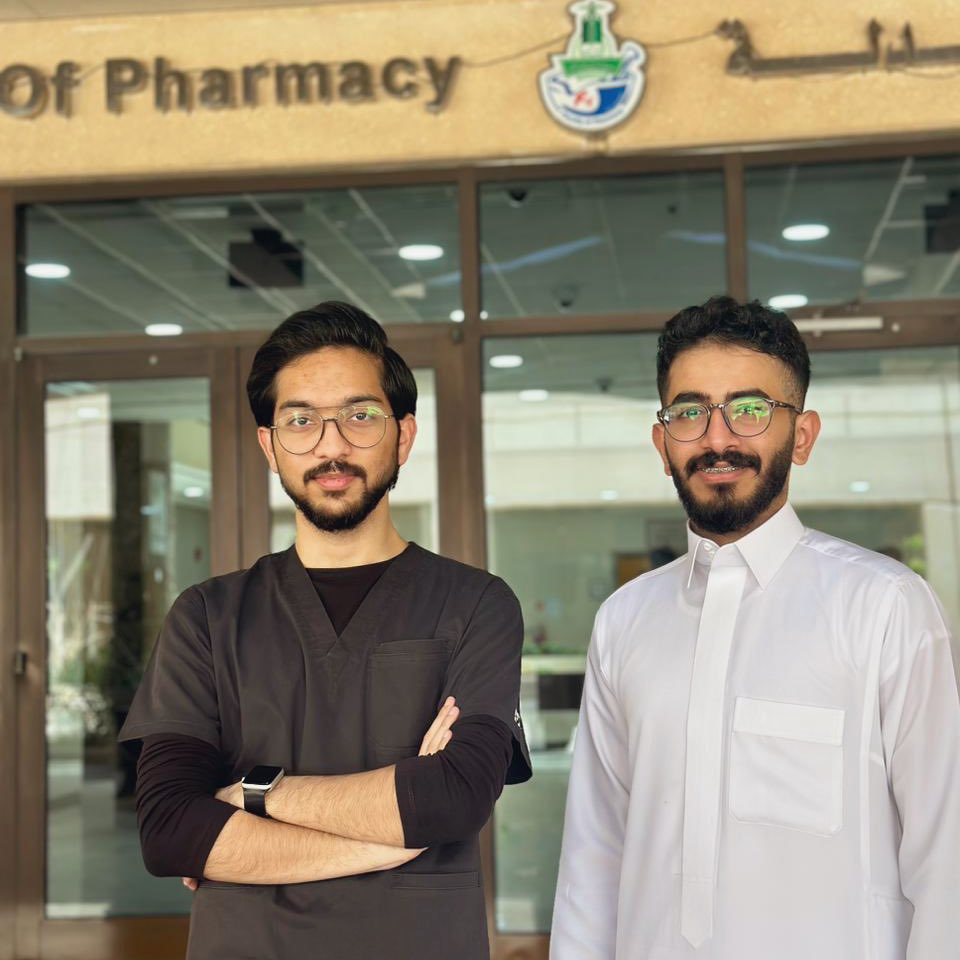" ايام تمضي كنها لمحة العين 
عامٍ يمر وحل عامٍ بداله " 

للصداقة قصة، عَنونها الزمن واختصرها لنا بهاتين الصورتين 🖖🏻🤎 <a href="/ikh2_10/">Khaled</a>
