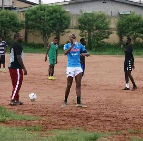 Andre onana and Zambo anguissa playing with friends in Cameroon 🇨🇲

Victor Osimhen playing with his friends in the streets. 💚🇳🇬