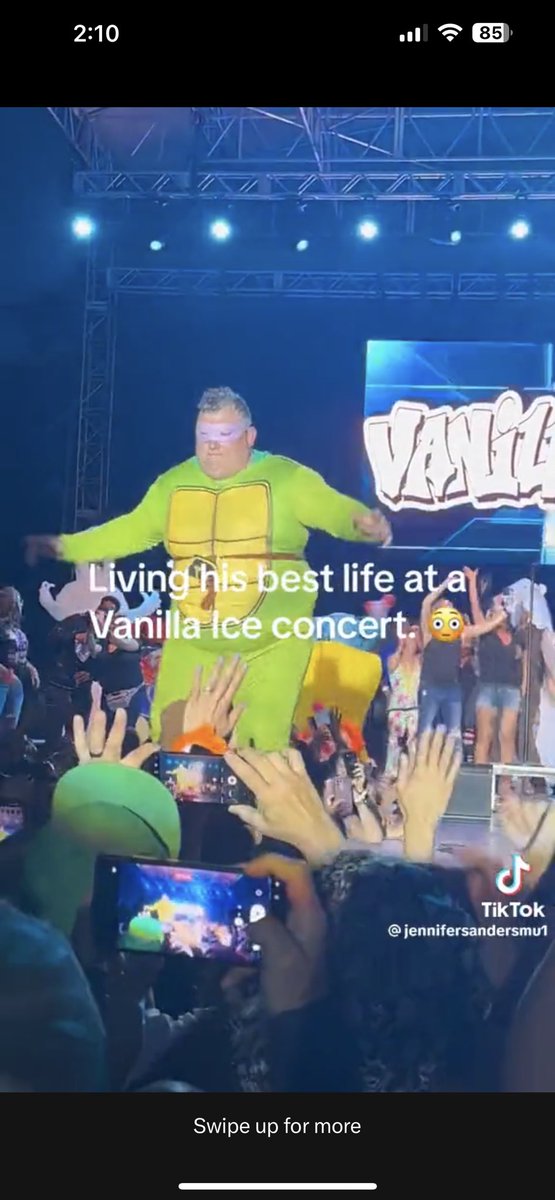 GuardianGuy216's tweet image. @KenCarman @923TheFan @SportsBoyTony Ken, what were you doing at this concert?  😂😂😂