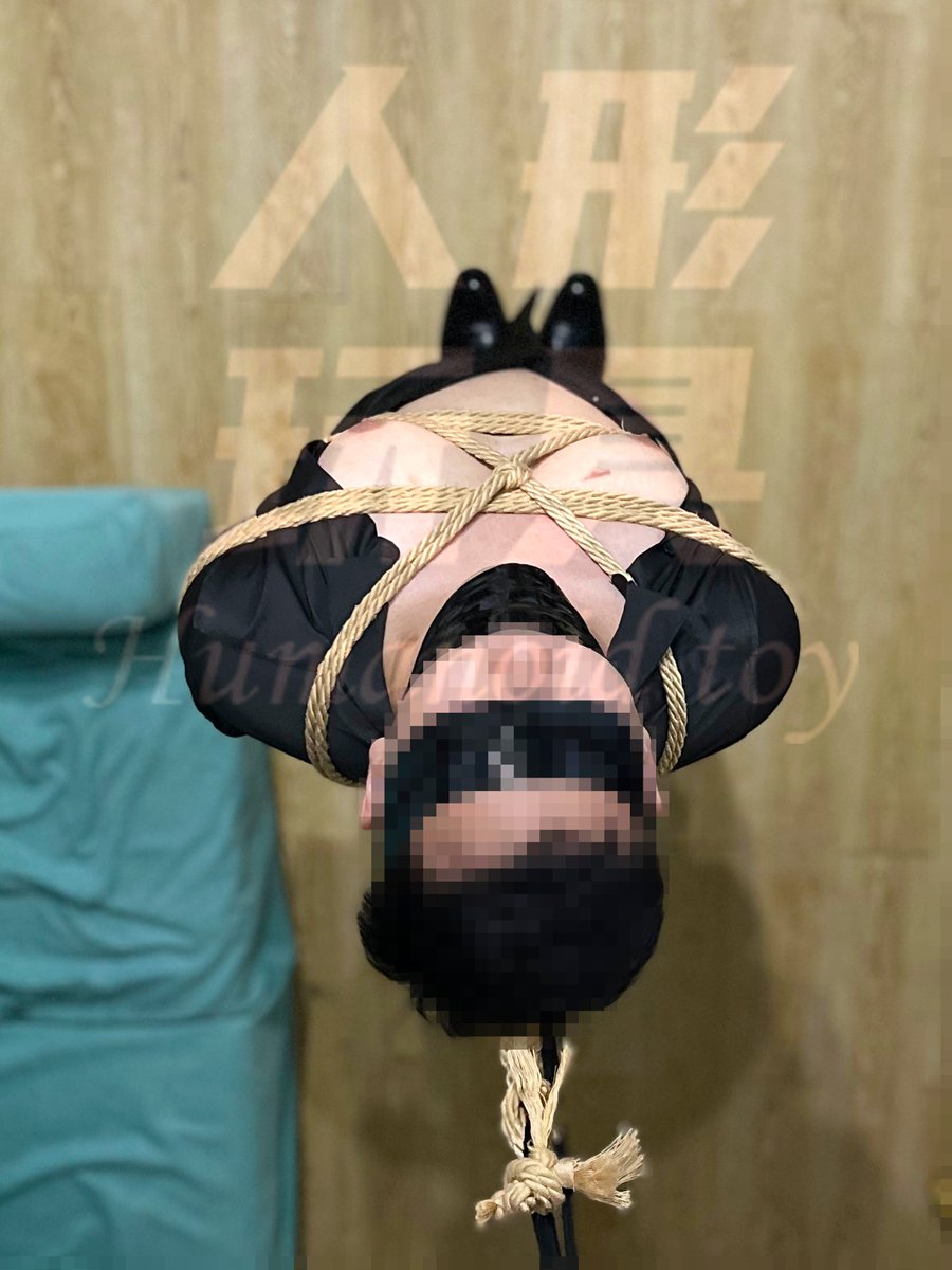 SNshengYY's tweet photo. 粽子节前夜大家都准备在包粽子了，得先把配料（皮鞋丝袜男）准备好，为了防止配料逃跑从头到手到脚紧紧绑上，加一层保险，再用肛勾吊住，这样挣扎一下就会扯到后庭也就没力气挣脱束缚了，明天准备包个大大的粽子 https://t.co/RDHAvd4Ta1