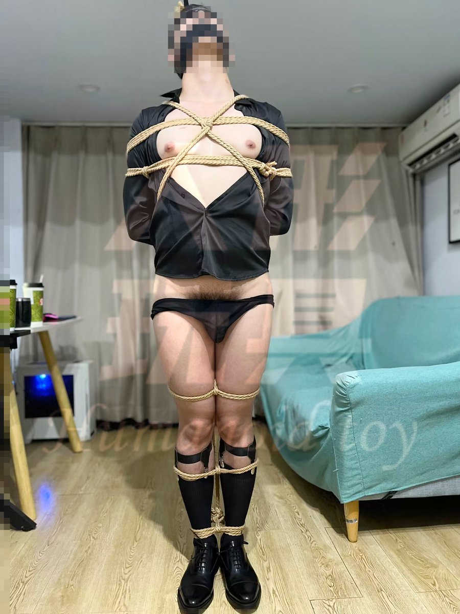 SNshengYY's tweet photo. 粽子节前夜大家都准备在包粽子了，得先把配料（皮鞋丝袜男）准备好，为了防止配料逃跑从头到手到脚紧紧绑上，加一层保险，再用肛勾吊住，这样挣扎一下就会扯到后庭也就没力气挣脱束缚了，明天准备包个大大的粽子 https://t.co/RDHAvd4Ta1