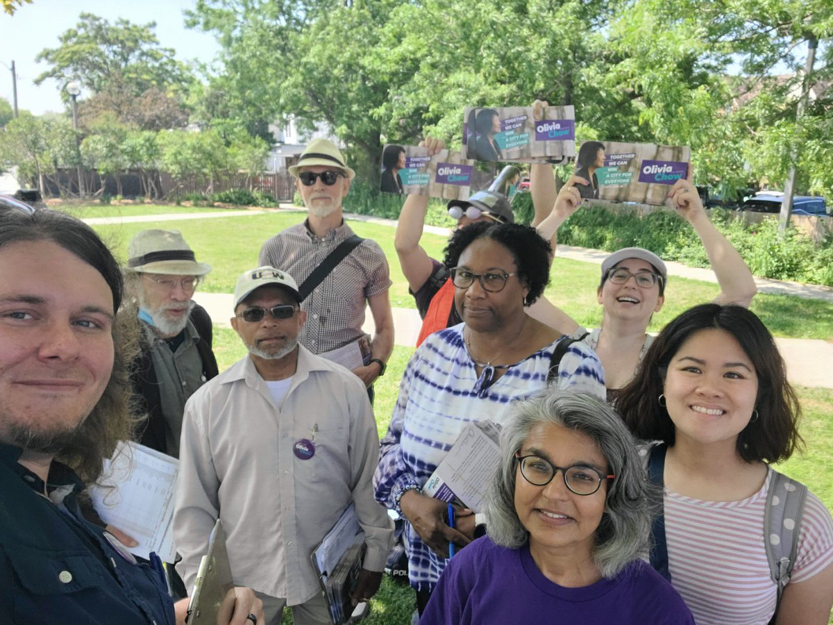 Local4948's tweet photo. Labour canvass complete! Lets go @TeamOliviaChow ! #libraryworkers & members from @SteelworkersCA & @OPSEU came together this morning to keep building momentum for @oliviachow with less than 1 week to go b4 e-day! #TOpoli #torontolabour #unionstrong #unionsolidarity https://t.co/CueQnqLcaX