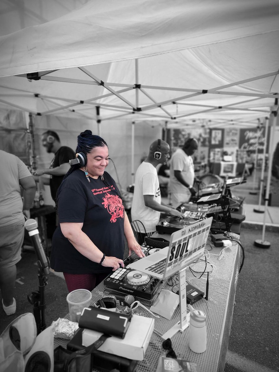 DjNomadik's tweet photo. 7/7 #SilentHeadphone @ @StarLightSQ Camb. 6pm
https://t.co/JL34YH24HA
DJ's Nomadik, DJ Troy Frost &amp; Rugged One spin but u control the party by switching the color to select music &amp; u can switch "channels" throughout the event. 
Photo booth &amp; Fashion Show 
https://t.co/ghpOPGrM7Y https://t.co/k0atWLdNyc