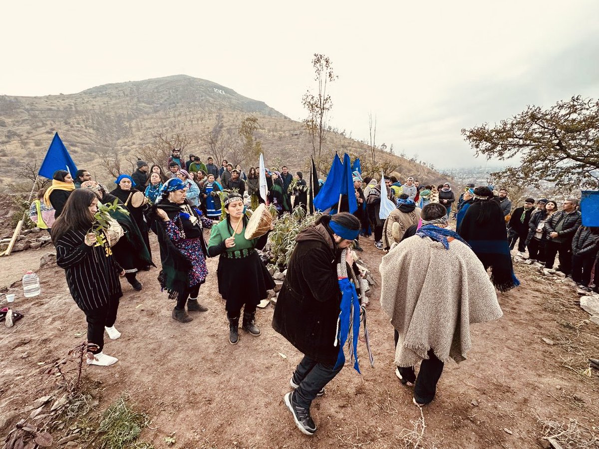 Muni_Renca's tweet photo. En los Cerros de Renca ⛰️hoy realizamos la ceremonia de "We tripantu - Inti Raymi" donde los pueblos Mapuche y Quechua hicieron sus rogativas para agradecer a la tierra y dar inicio a un nuevo ciclo. 

1/2 👇🏻 https://t.co/QOkhqvvVzf