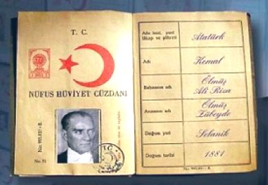 #21Haziran1934. 

#SoyadıKanunu TBMM'de kabul edildi. 

Bu kanunla birlikte lakap ve ünvanlar kaldırılmış ve toplumsal
sınıflandırma sona erdirilmiştir !