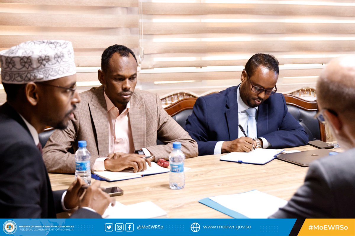 MoEWRSo's tweet photo. H.E. Minister @JamaTaqalAbbas of @MoEWRSo had a bilateral meeting with the acting UN Resident Coordinator @GConway_UN to discuss the progress of the water sector governance in Somalia and align development priorities with the National Water Resources Strategy. (1/2) https://t.co/E4uylvtERK