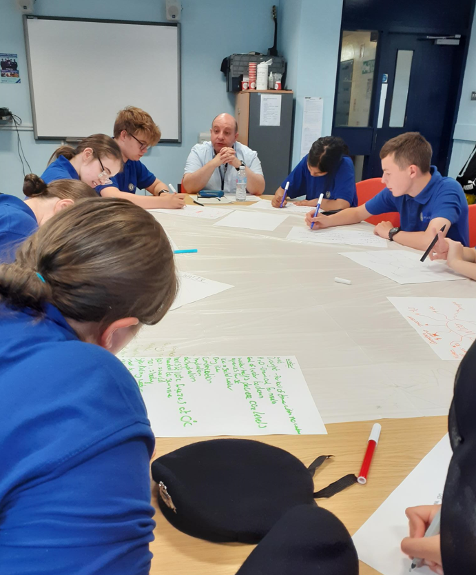 CadetsWMP's tweet image. Gr8 #opportunity #5BE #Kingstanding @ErdingtonWMP Cadets take tips &amp;amp; guidance from @si_the_voicepro . Leaving tonight, our Cadets said they were more confident for their English speaking exams &amp;amp; in life where their voices need to #resonate  @NationalVPC @CSuptMatShaer 👏👮‍♂️📣👮‍♀️👏