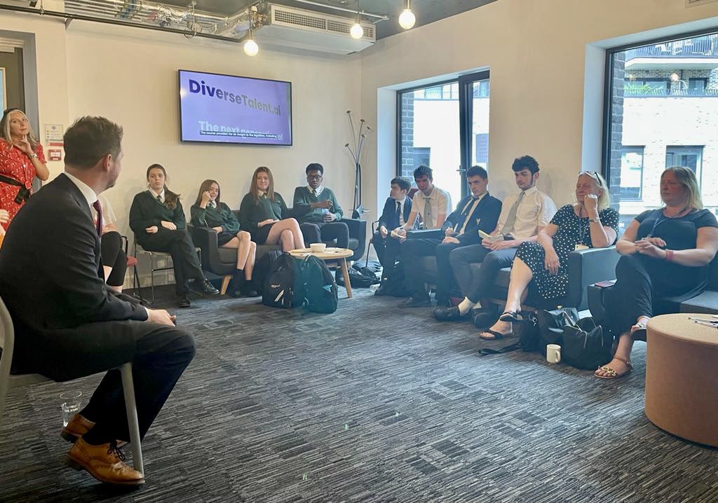 StephenMorganMP's tweet photo. I’m determined that every child has an excellent education and access to opportunities to help them thrive. Was a pleasure to visit @PrincesTrust in London today to see how they are supporting young people get skills for life https://t.co/3Sb6637WUC