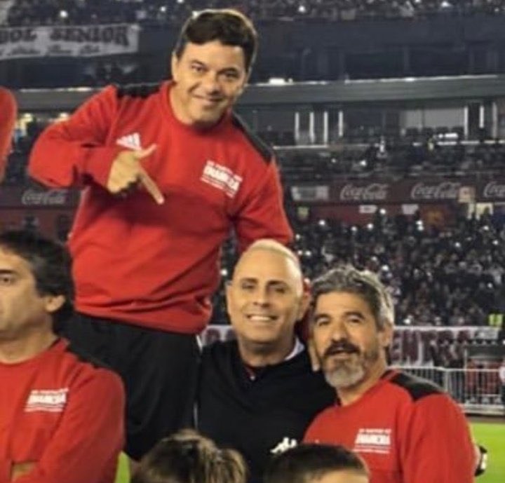 Cada uno invita al que puede
