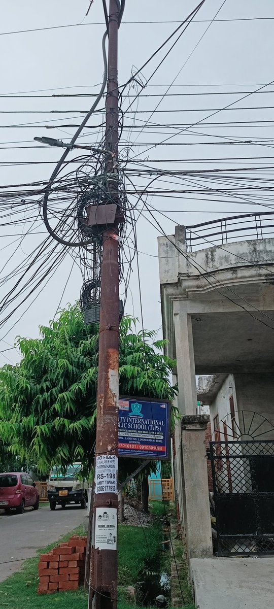 Purtika8's tweet photo. This pole holds 1100V of power and is extremely dangerous for the lives around. #bijlivibhag se appeal hai ki iski sunwai jald se jald monsoon se pehle kare ye kabhi bhi gir sakta hai humare ghar par. @UPPCLLKO #SaveLives #electricity #Lucknow @Rajkumarsingh1i @AmarUjalaNews https://t.co/eib8BkiNG2