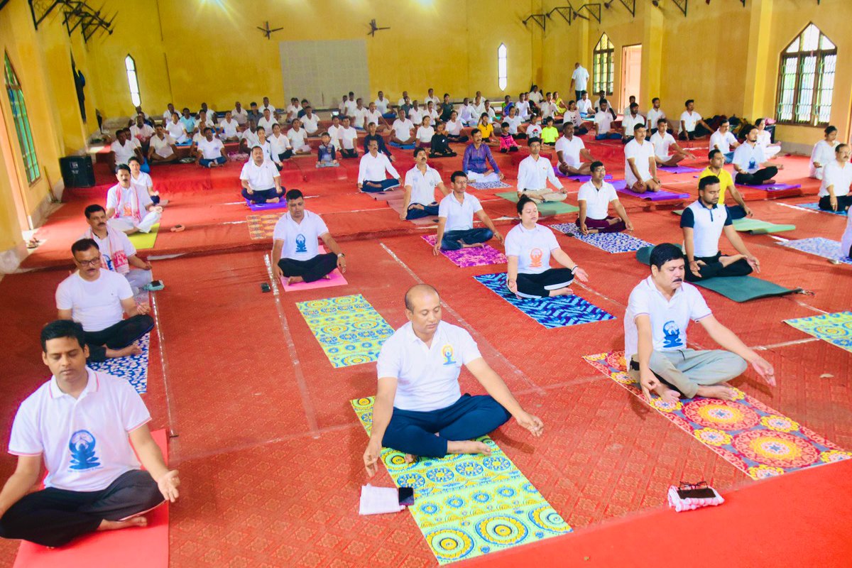 “Vasudeva Kutumbakam; One Earth , One family, One future”  🙏🌎🌼🌳🍀
Theme for the International Yoga Day. 21/6/23…✨

Celebrated the Special Day along with all the key officials of District Administration, #Barpeta. 

Let’s honour the diversity and richness of yoga traditions…