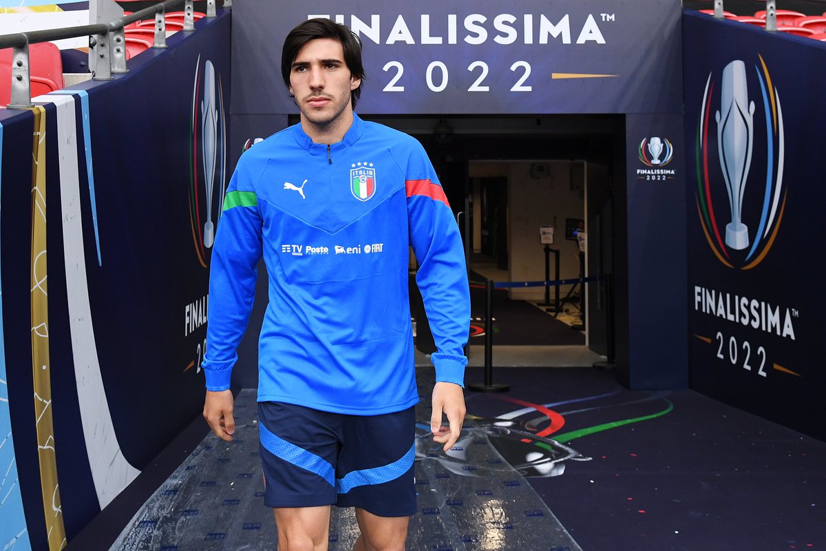 Newcastle have submitted an official bid for Sandro Tonali after being locked in talks with AC Milan today 🚨⚪️⚫️ #NUFC

Total amount of the bid is around €70m — structure being discussed between clubs, Milan open to accept.

Huge contract bid now submitted also to the player.