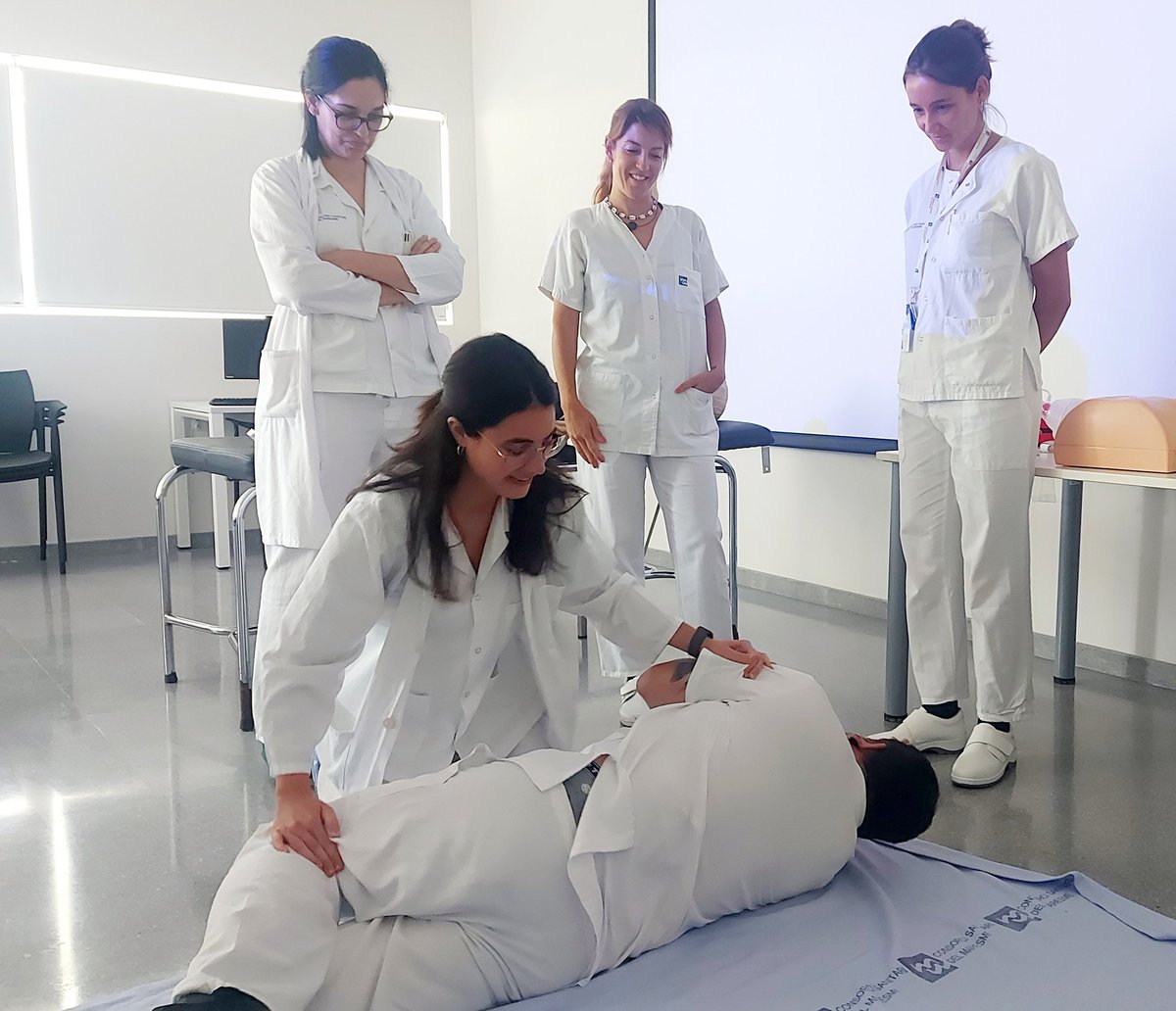 muntsamadrid's tweet photo. Cursos al @CSdMaresme #HospitaldeMataró, de #RCP Bàsica+DESA dirigida a #Infermeres i #Metges #Residents i a #Administratius
Bona feina!💪
#formació https://t.co/SHoZOFubDw