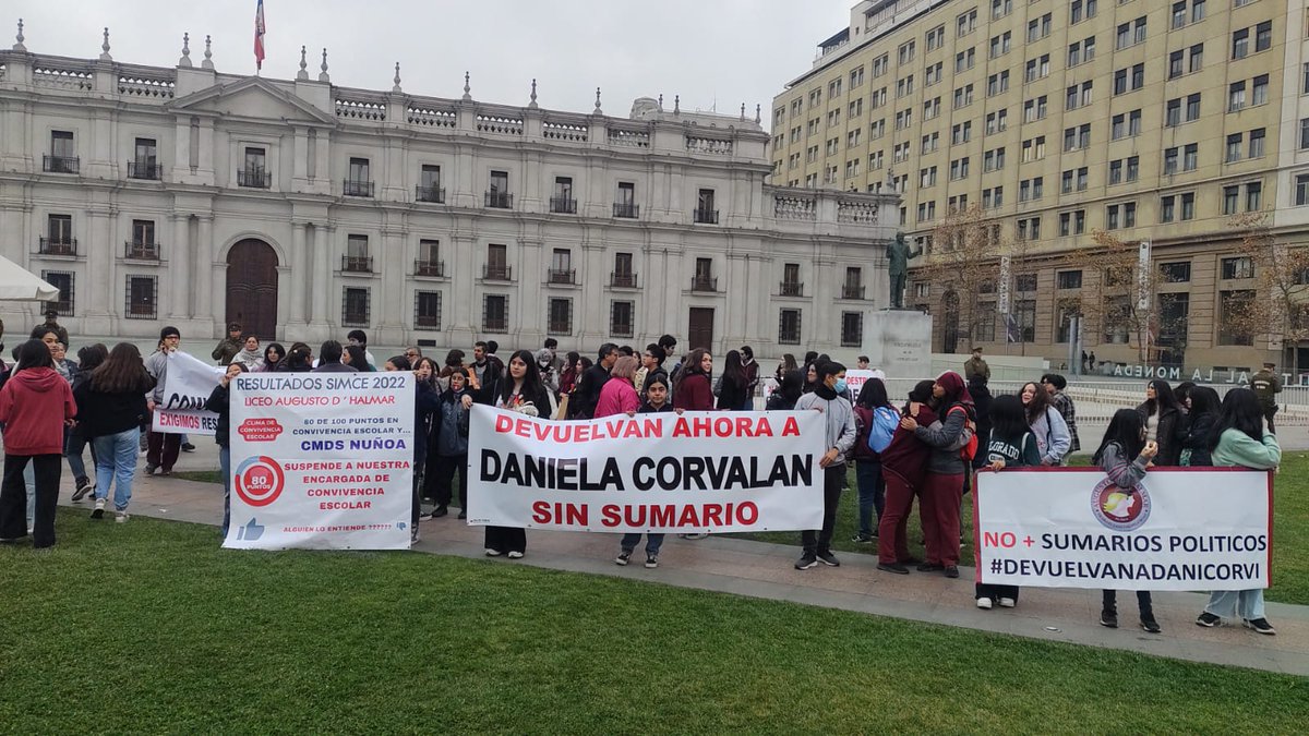WolfCaddeo's tweet photo. #EmiliaRios @cmnunoa llegamos "LA MONEDA" cumplirás escucharnos??? #DevuelvanelDhalmar  mejor Liceo Público / SIMCE 361 Mat y 80 Conv Esc. No destruyas modelo educativo exitoso. Alumnos tuvieron que ir a paro, NO más sumarios a profes que defienden la educación de calidad. https://t.co/ZcccXQPeLu