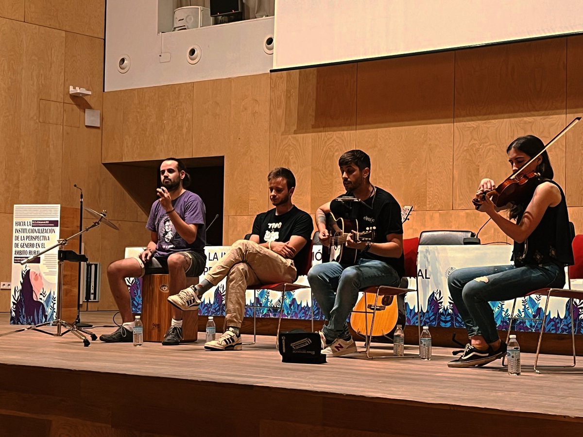 Negueda_Usal's tweet photo. ¡Wow! ¡Geniales! ¡Graciassss!
🎻🥁 The son of wood 
🌾🌾 #MujerRuralUsal https://t.co/usJmuJXdga