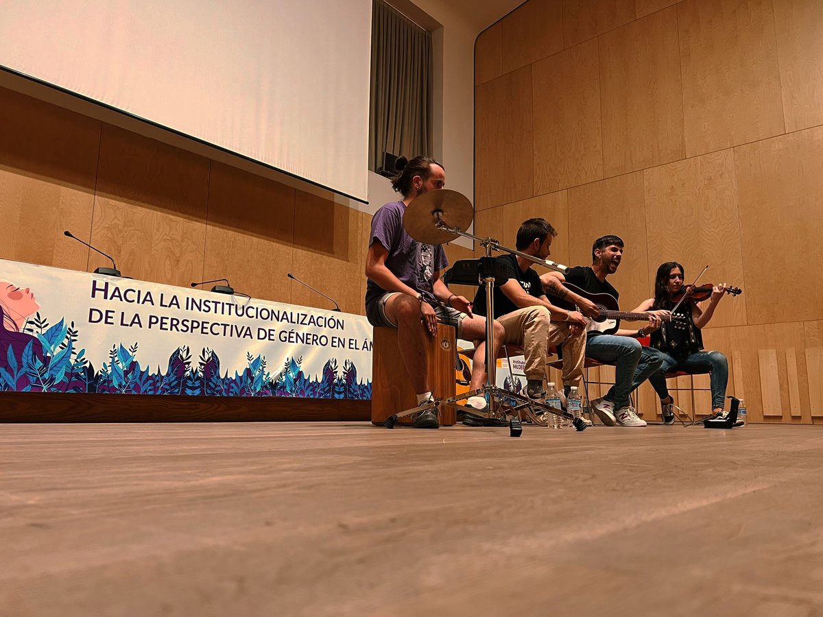 Negueda_Usal's tweet photo. ¡Wow! ¡Geniales! ¡Graciassss!
🎻🥁 The son of wood 
🌾🌾 #MujerRuralUsal https://t.co/usJmuJXdga