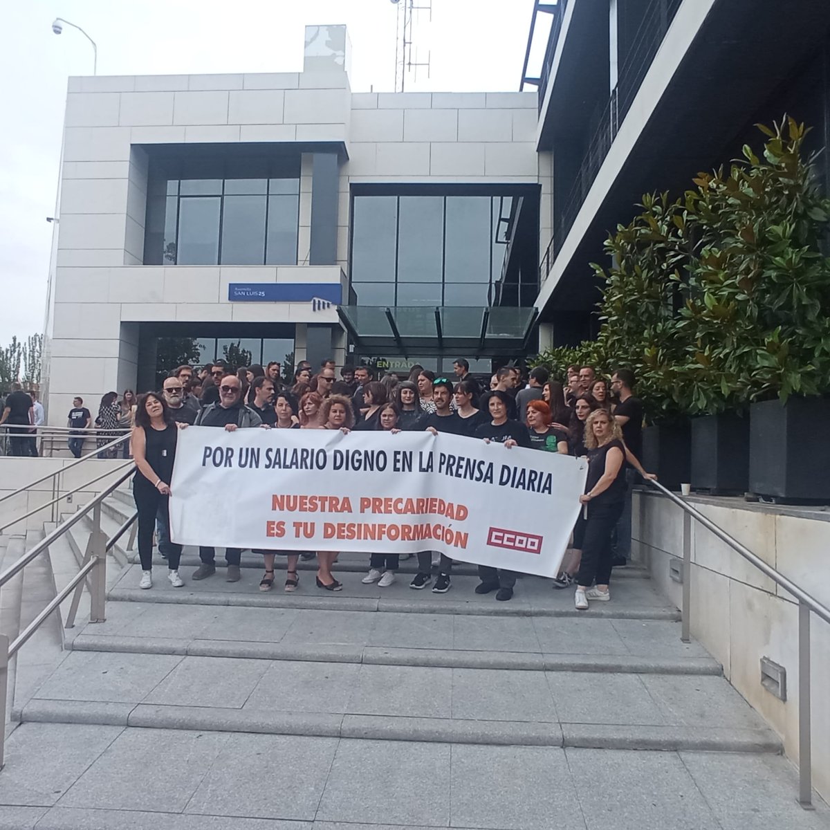 No paramos, queremos #SubidaSalarialYa y seguiremos vistiendo de negro los
#MiércolesNegro