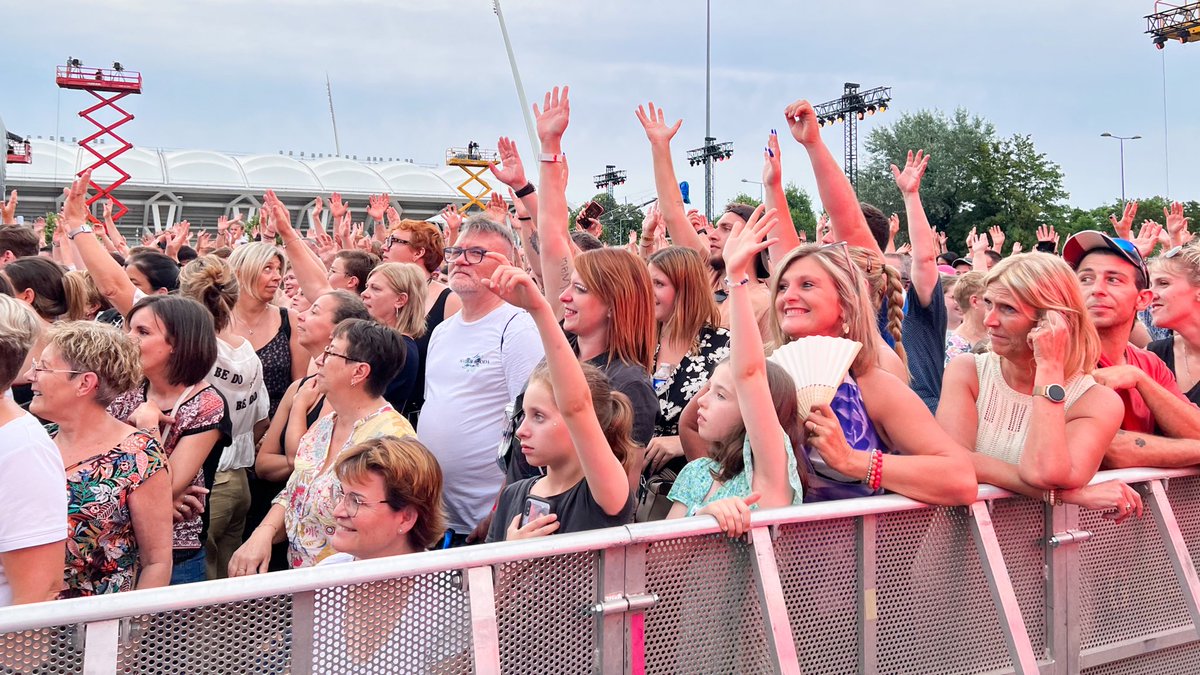 VilledeReims's tweet photo. L’ambiance monte à 30 min du début de la #FêteDeLaMusique à #Reims ! Un show qui s’annonce exceptionnel. Rendez-vous à 21h sur @France2tv ! https://t.co/HO2h5eR4J1