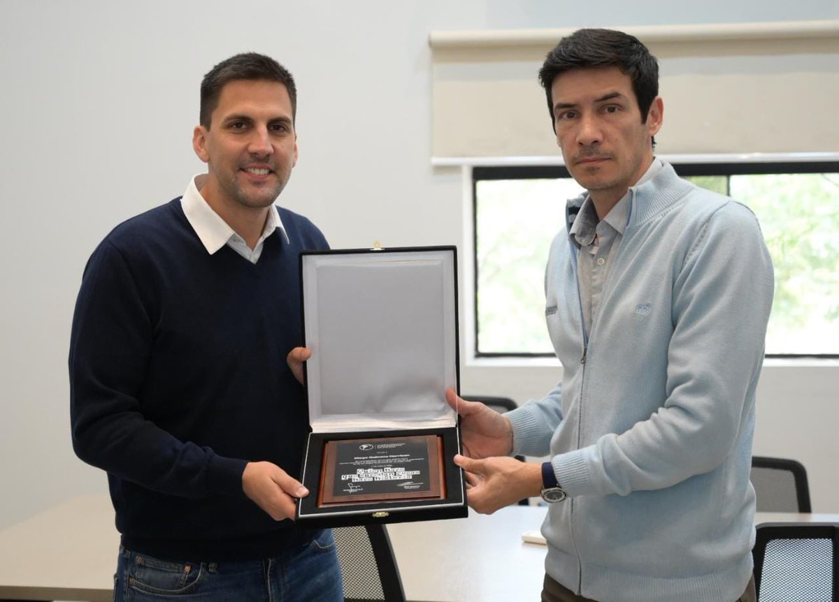 Diego Galeano Harrison (@diegogaleanoh) on Twitter photo #DiálogosDeportivos👍🏻
Recibí hoy en la <a href="/sndpy/">Secretaría Nacional de Deportes</a> al presidente de <a href="/ParaguaySquash/">Paraguay Squash</a>, Aníbal Rojas y al Vicepresidente de la <a href="/CSSquash/">CSS</a>, <a href="/escasarino/">esteban casarino</a> con quienes abordamos proyectos de futuras competencias para el apoyo por parte de la #SND 🤩
#ElDeporteNosUne🤝🏻 #DiálogosDeportivos👍🏻
Recibí hoy en la <a href="/sndpy/">Secretaría Nacional de Deportes</a> al presidente de <a href="/ParaguaySquash/">Paraguay Squash</a>, Aníbal Rojas y al Vicepresidente de la <a href="/CSSquash/">CSS</a>, <a href="/escasarino/">esteban casarino</a> con quienes abordamos proyectos de futuras competencias para el apoyo por parte de la #SND 🤩
#ElDeporteNosUne🤝🏻