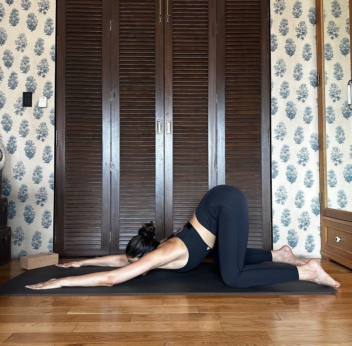 [Instagram] Deepika Padukone: 'How many of you know what this asana is called? #WorldYogaDay'