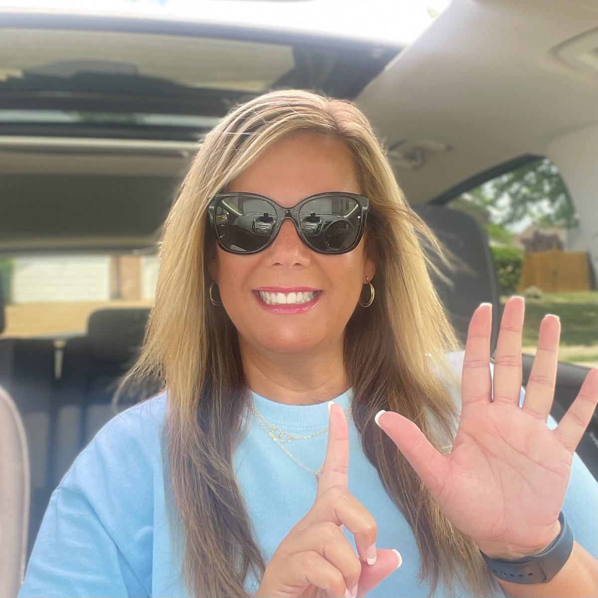 I’m 2 hands today! 6-year cancer survivor 🩷

'I tell my story not so that I get glory, but so that others may know Hope.' — unknown

@SusanGKomen @MDAndersonNews @deaconessnews