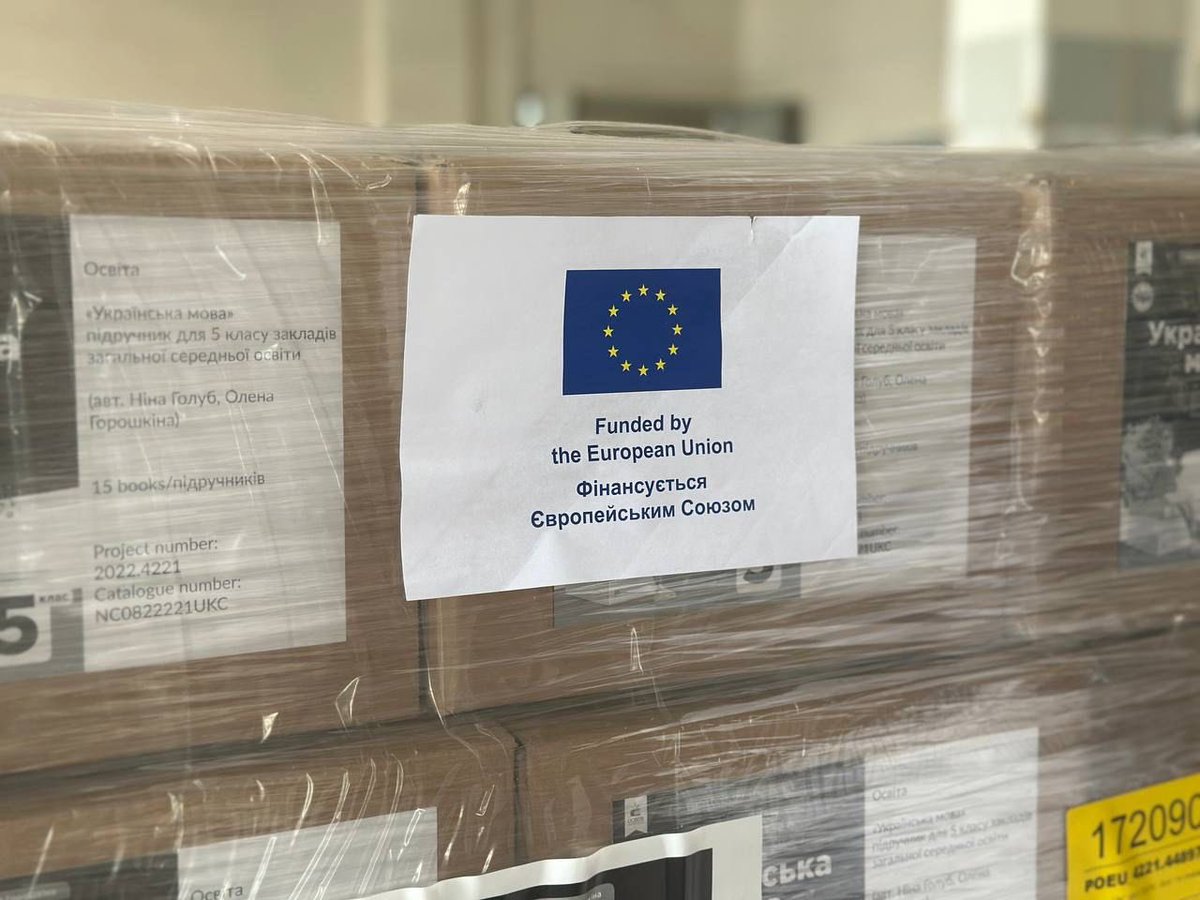 The #EU stands with #Ukraine. We take the education of young #Ukrainians to heart. 

I am very pleased that the #EU is delivering half a million textbooks to support 5th grade students in the 🇺🇦 language. 

Proud of @EULawDataPubs for helping to make this possible!