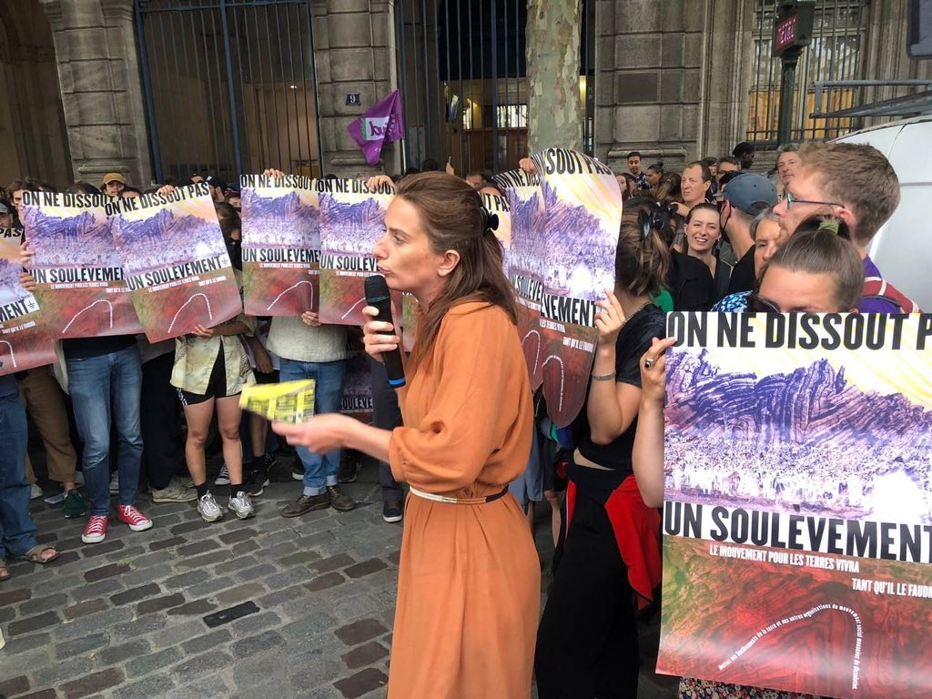 Les personnes qui sont là ce soir militent ensemble, se croisent dans des luttes depuis des années.

Et évidemment que cela va continuer.

Je suis, vous êtes, nous sommes les @lessoulevements de la Terre.

#OnContinue