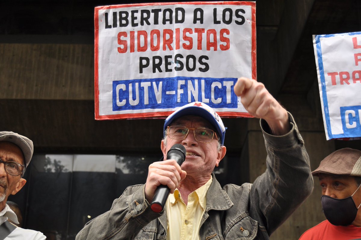 #LiberenALosSidoristas Exigimos la liberación de los dirigentes sindicales Leonardo Azócar y Daniel Romero, secuestrados y criminalizados por protestar para exigir la restitución de sus derechos laborales conculcados.

📸 Piquete ante la Defensoría del Pueblo, Caracas.